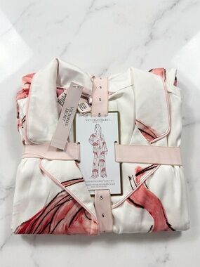 VICTORIA'S SECRET
Signature Satin Long Pajama Set